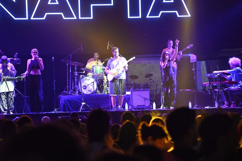 La agrupación argentina Nafta en el escenario de Asunciónico.