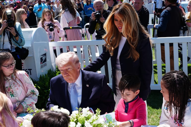 El presidente de los Estados Unidos, Donald Trump, participa en un proyecto infantil mientras él y la primera dama Melania Trump organizan el tradicional "Búsqueda de Huevos de Pascua" de la Casa Blanca  en el jardín sur de la Casa Blanca en Washington, D.C. (EFE/EPA/AARON SCHWARTZ / POOL)
