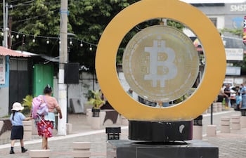 Fotografía de un medallón con el símbolo de bitcóin en la Plaza San Bartolo, en Ilopango (El Salvador).