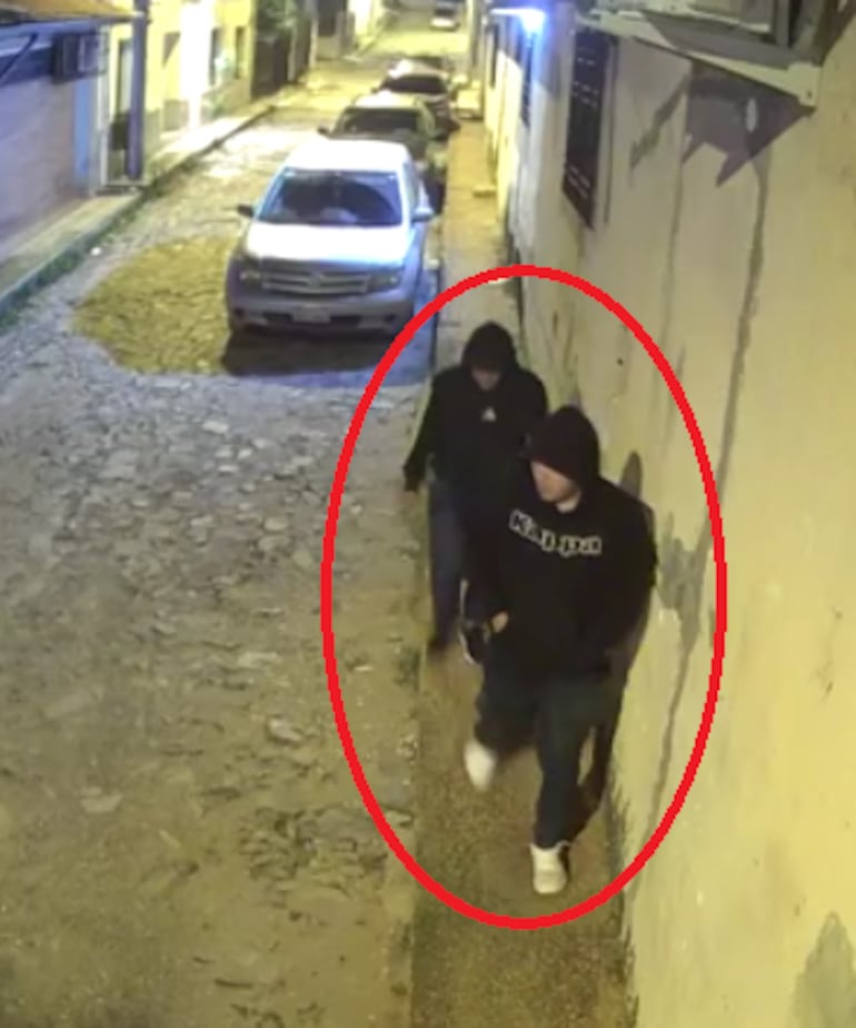En las imágenes de circuito cerrado se observa a los dos sospechosos.