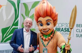 El Presidente de Brasil, Luiz Inácio Lula da Silva, posa con Curupira, la mascota de la Conferencia de la ONU sobre el Cambio Climático COP30, en Belém, estado de Pará, Brasil.