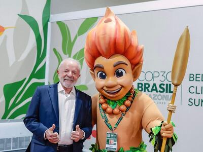 El Presidente de Brasil, Luiz Inácio Lula da Silva, posa con Curupira, la mascota de la Conferencia de la ONU sobre el Cambio Climático COP30, en Belém, estado de Pará, Brasil.