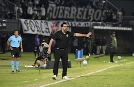 El entrenador de Olimpia, Pablo "Vitamina" Sánchez durante el encuentro ante Vasco da Gama en el Defensores del Chaco.