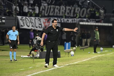 El entrenador de Olimpia, Pablo "Vitamina" Sánchez durante el encuentro ante Vasco da Gama en el Defensores del Chaco.