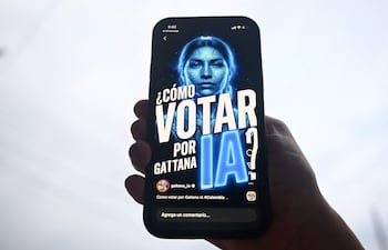 Un teléfono celular muestra a “Gaitana”, una inteligencia artificial representada en redes sociales como una mujer de piel azul y taparrabos de plumas, que participará como candidata en las elecciones legislativas de Colombia, en Bogotá, el 12 de febrero de 2026.