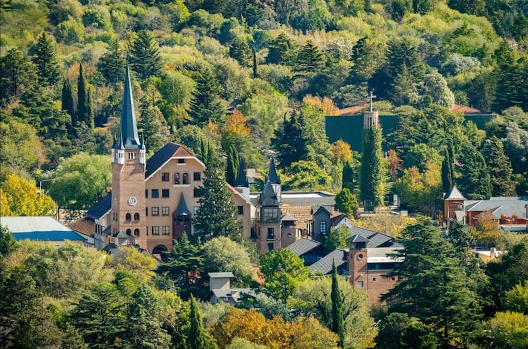 Córdoba Capital combina historia colonial, patrimonio religioso y una vibrante vida universitaria.