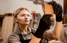 Imagen de una mujer trabajando en maquila.