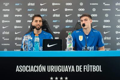 Manuel Ugarte (d) y Rodrigo Bentancur, de la selección de Uruguay, hablan durante una rueda de prensa en la Asociación Uruguaya de Fútbol este miércoles en Montevideo (Uruguay). Los futbolistas uruguayos Manuel Ugarte y Rodrigo Bentancur brindan una rueda de prensa en el marco de la doble jornada de eliminatorias sudamericanas del Mundial de 2026, en que la Celeste se enfrentará a Colombia y Brasil.
