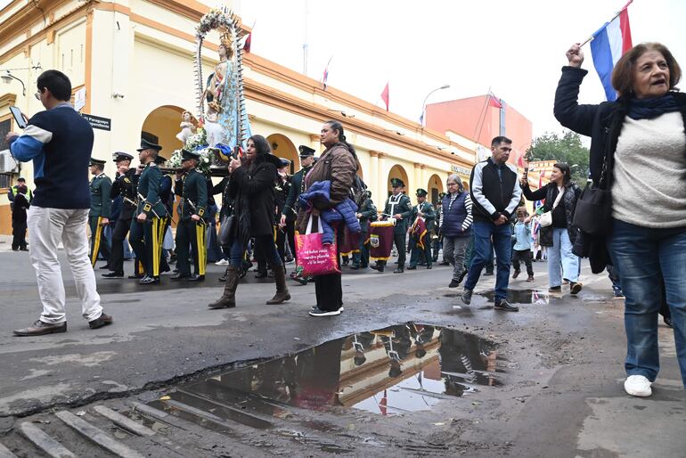 Fieles tuvieron que esquivar enormes charcos en medio de una ciudad de Asunción que recibió su aniversario en pésimas condiciones. 