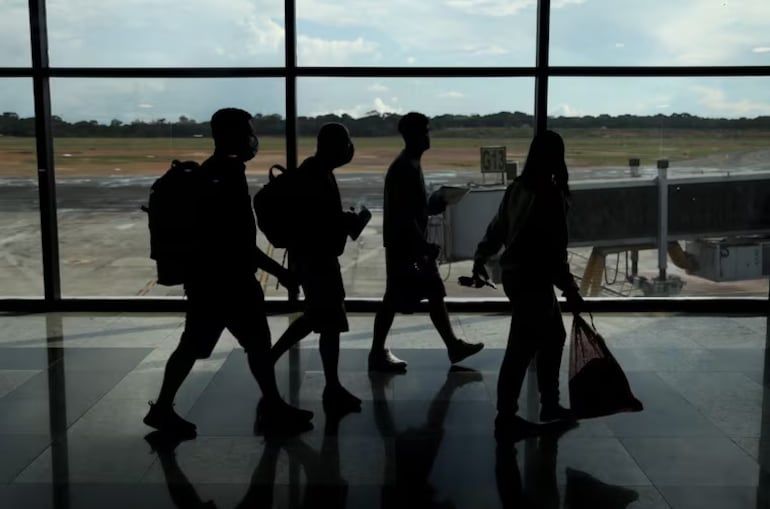 Migrantes en un aeropuerto. Foto ilustrativa.