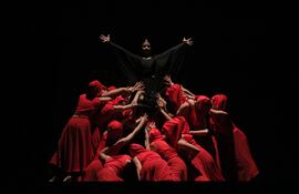 Una de las escenas de la puesta "Carmina Burana", que se presentará durante dos días en el Teatro Municipal "Ignacio A. Pane".