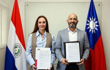 María Nasta, fundadora de Madre, y Jorge Rolón, rector de la UPTP.