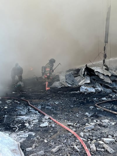 Bomberos controlan incendio en depósito de cubiertas en Roque Alonso