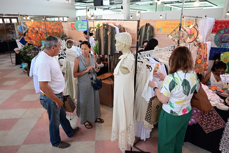 Diversas prendas de vestir se pueden encontrar en el mercado "Somos Artesanía", que se realiza hasta mañana.