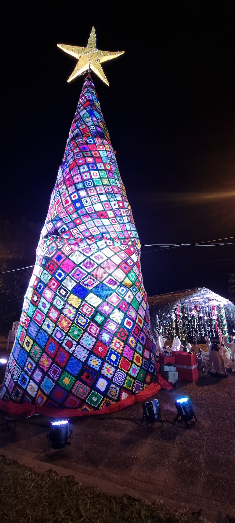 Árbol navideño de 10 metros de altura y 12 metros de diámetro, elaborado íntegramente en crochet.