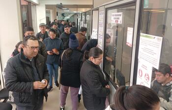 VDB Una larga cola de personas intentando renovar sus habilitaciones en Coronel Oviedo.