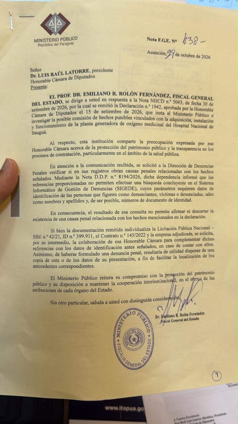 Documento oficial del Ministerio Público dirigido a Luis Raúl Latorre, sobre la investigación de corrupción en la salud pública.