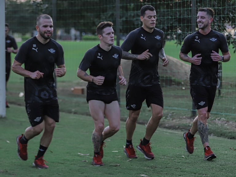 Los jugadores de Libertad entrenan en el Centro de Entrenamiento, en Luque.