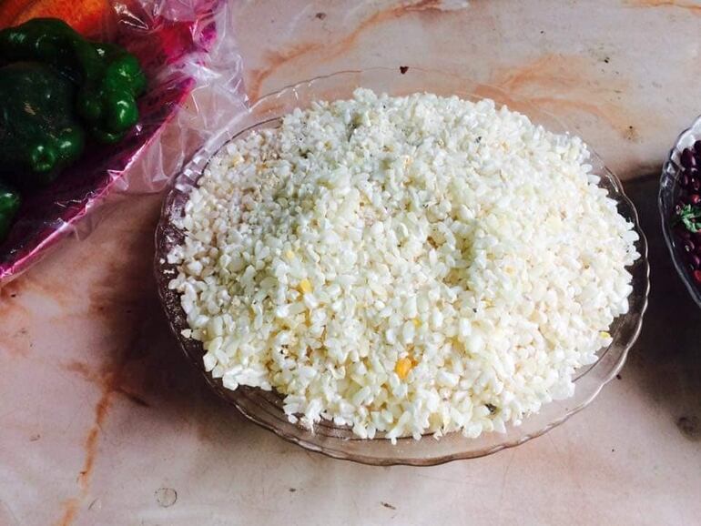 ¡A comer jopara! El locro y el maíz son los compañeros inseparables del kumanda para elaborar el jopará. ¿Con o sin carne? Todo dependerá del gusto del consumidor. Presidente Franco, Villarrica, Atyrá así como Encarnación son algunas de las ciudades que están organizando el tradicional alimento para desalentar el ingreso en los hogares al malintencionado Karai Octubre.