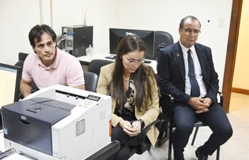 Carlos Antonio Valenzuela Dávalos (remera rosada), junto con una representante de la Procuraduría General de la República y un defensor público, que es quien asiste a Valenzuela.