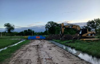 Una excavadora del Consorcio se encuentra trabajando en el barrio San Quintin.