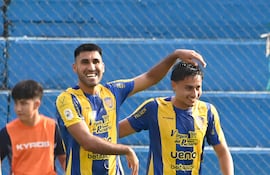 Ángel María “Pirayú” Benítez (30 años) congratula a Víctor Sebastián Quintana Herrera (22), quien registró su primer doblete (dos goles en un mismo partido) en su carrera profesional. Matiné auriazul en Capiatá.