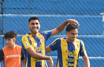 Ángel María “Pirayú” Benítez (30 años) congratula a Víctor Sebastián Quintana Herrera (22), quien registró su primer doblete (dos goles en un mismo partido) en su carrera profesional. Matiné auriazul en Capiatá.