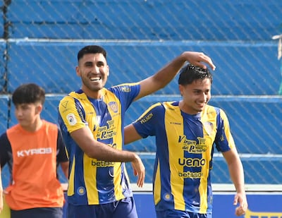 Ángel María “Pirayú” Benítez (30 años) congratula a Víctor Sebastián Quintana Herrera (22), quien registró su primer doblete (dos goles en un mismo partido) en su carrera profesional. Matiné auriazul en Capiatá.