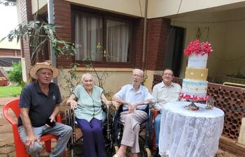Don Bruno Rosner, último de los fundadores de la Cooperativa Colonias Unidas que continúa con vida, cumplió 100 años el 24 de diciembre pasado. Aquí acompañado de su esposa, Ana Tischler (96), y dos de los actuales directivos de la sociedad cooperativa, José Endler (derecha) y Agustín Konrad Fleitas, en el extremo izquierdo.