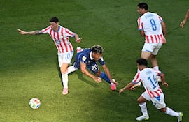 El delantero de Francia Désiré Doué recibe una falta en el área de penal por parte del centrocampista de Paraguay Diego Gómez durante el partido de fútbol de los octavos de final de la Copa Mundial 2026 entre Paraguay y Francia en el Philadelphia Stadium en Filadelfia.