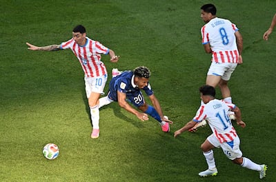 El delantero de Francia Désiré Doué recibe una falta en el área de penal por parte del centrocampista de Paraguay Diego Gómez durante el partido de fútbol de los octavos de final de la Copa Mundial 2026 entre Paraguay y Francia en el Philadelphia Stadium en Filadelfia.