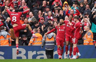 Ryan Gravenberch, del Liverpool (2-D), celebra el gol del 1-0 durante el partido de fútbol de la Premier League inglesa entre el Liverpool FC y el Everton FC, en Liverpool, Reino Unido.