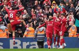 Ryan Gravenberch, del Liverpool (2-D), celebra el gol del 1-0 durante el partido de fútbol de la Premier League inglesa entre el Liverpool FC y el Everton FC, en Liverpool, Reino Unido.