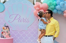 ¡Papá baboso! Maluma con la cumpleañeara Paris en sus brazos.