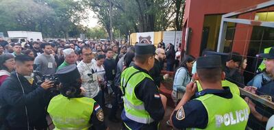 Los integrantes de las mesas receptoras comenzaron a ingresar poco antes de las 6:00 al Centro Regional de Educación.