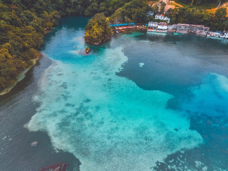 Vista aérea de la icónica laguna azul en Jamaica.