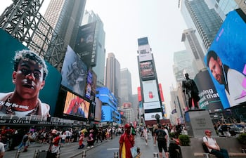 Carteles luminosos con las imágenes de Yamal y Messi en Times Square, tradicional esquina comercial y centro cultural de Nueva York, en la previa de la final. EFE