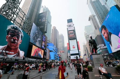Carteles luminosos con las imágenes de Yamal y Messi en Times Square, tradicional esquina comercial y centro cultural de Nueva York, en la previa de la final. EFE