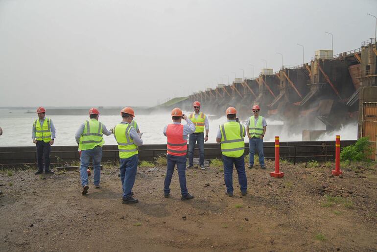 Vertedero de la represa Yacyretá sobre el brazo Aña Cuá del río Paraná. Las paralizadas obras de la nueva central están ubicadas a su izquierda, sobre la isla Yacyretá.