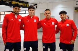 Integrantes de la Selección Paraguaya de Fútbol Sub 20, en el Aeropuerto Internacional Silvio Pettirossi, antes de emprender el vuelo rumbo a la ciudad de a la ciudad de San Pablo, Brasil.