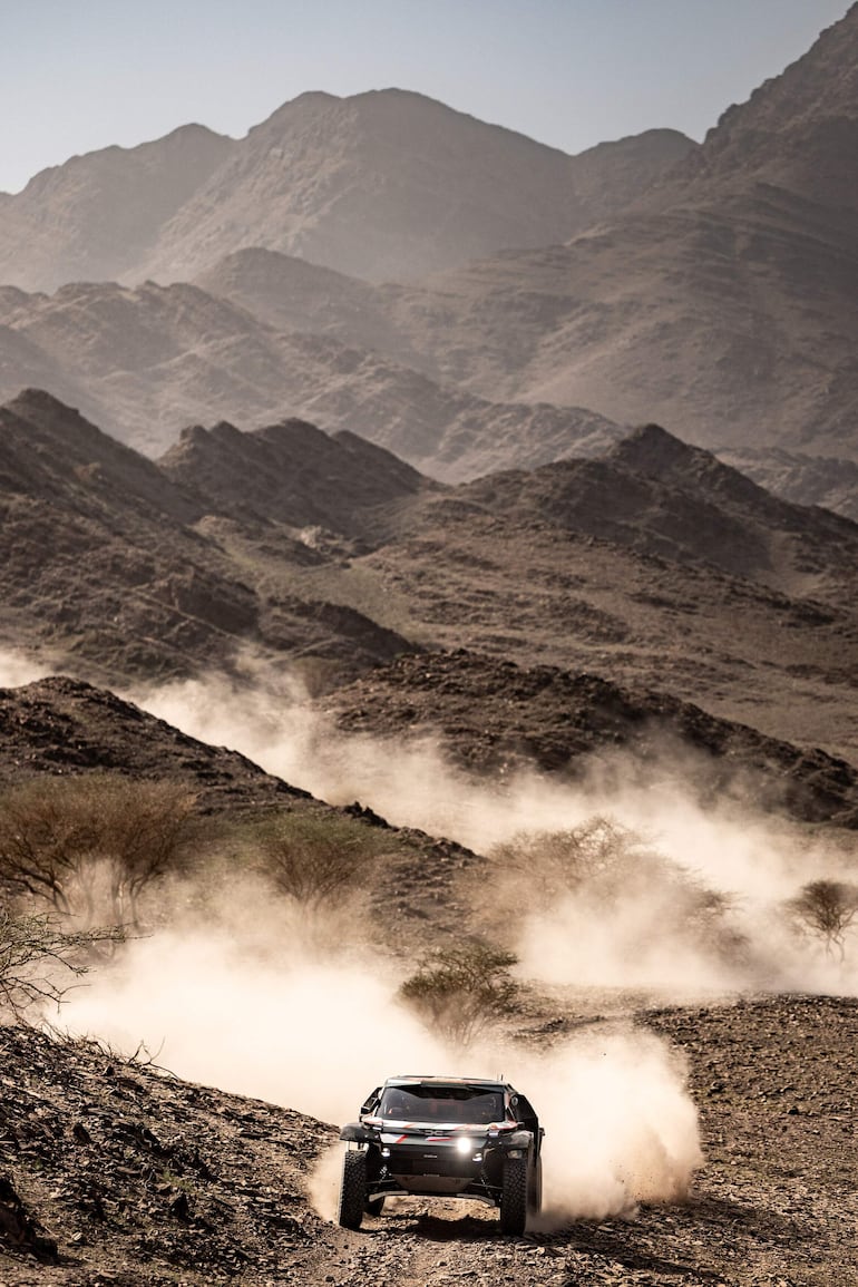 De esta manera Nasser Al-Attiyah y Fabian Lurquin (Dacia) atravesaban los sinuosos caminos.