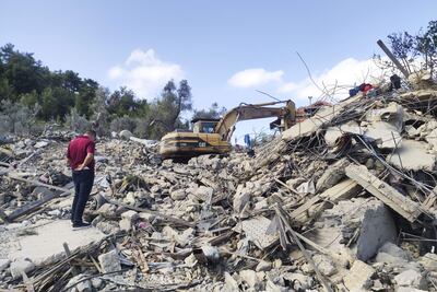 Un hombre observa los escombros de un edificio destruido por un bombardeo israelí en Aitou, en el norte de Líbano.