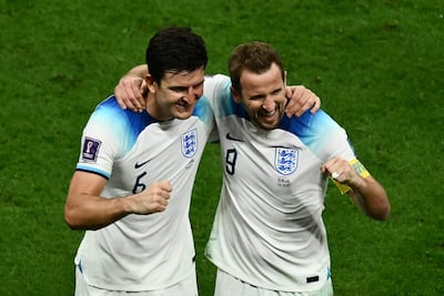 Harry Kane (d) y Harry Maguire celebran un gol de Inglaterra en la Copa del Mundo Qatar 2022.