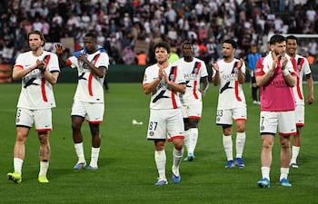 El centrocampista portugués del Paris Saint-Germain, Joao Neves (centro), y el delantero georgiano Khvicha Kvaratskhelia (der.), celebran tras ganar el partido de fútbol de la L1 francesa entre el SCO Angers y el Paris Saint-Germain (PSG) en el Stade Raymond-Kopa en Angers.