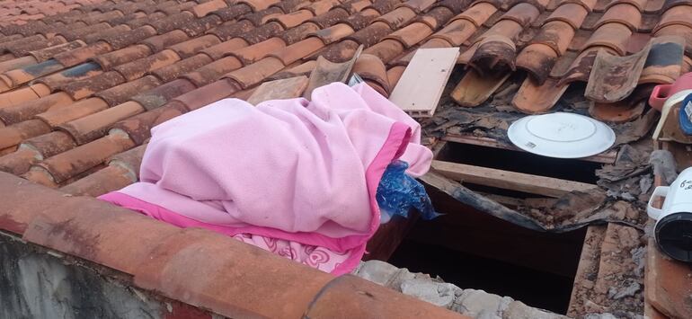 Haciendo un boquete en el techo, el detenido sacó varios objetos de la vivienda.