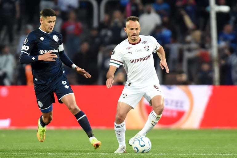 El delantero paraguayo, Alex Arce, y el defensor, René, disputan el balón durante el partido de vuelta de los octavos de final de la Copa Libertadores entre Independiente Rivadavia de Argentina y Fluminense de Brasil en el estadio Malvinas Argentinas en Mendoza.