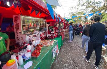 Gran cantidad de gente queriendo probar los postres derivados de la frutilla sobre la calle Mcal. Estigarribia.