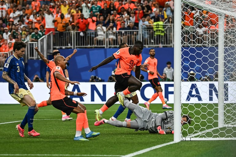 Brian Brobbey, el hombre gol de la "Naranja mecánica", que en el primer tiempo estableció una clara ventaja.