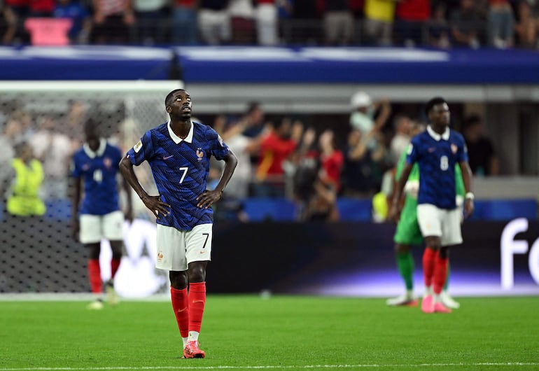 Ousmane Dembélé de Francia reacciona tras el segundo gol de España durante el partido de semifinales de la Copa Mundial de la FIFA 2026 entre Francia y España en el Dallas Stadium, en Arlington, Texas.