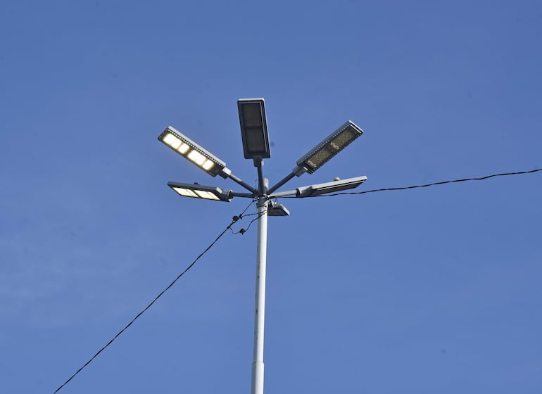 De los 6 reflectores de uno de los postes de iluminación, al costado del Puente Héroes del Chaco, solo dos funcionan. La falta de iluminación en Costanera Norte es crítica.